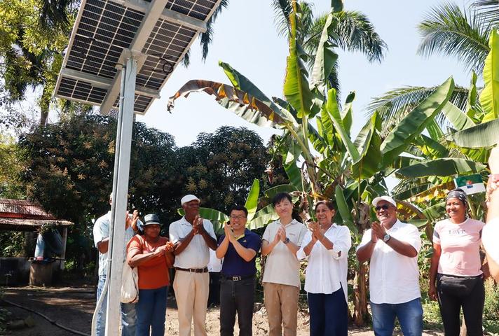 Gobernadora le cumplió a  Macayepo con energía fotovoltaica