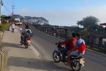 Motociclistas se juegan la vida por evitar unos metros de recorrido