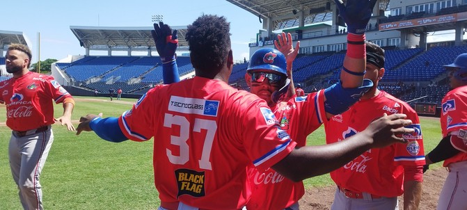 Caimanes debutó con doble derrota