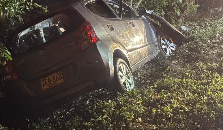 Se estrelló contra un árbol, perdió la vida