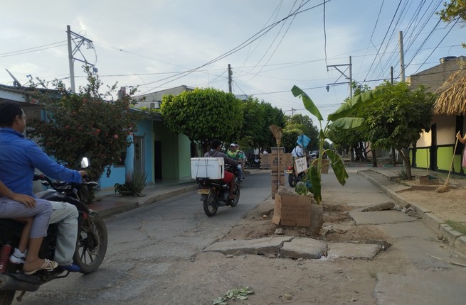En fotos: así protestan en Sahagún por peligroso hueco en una calle