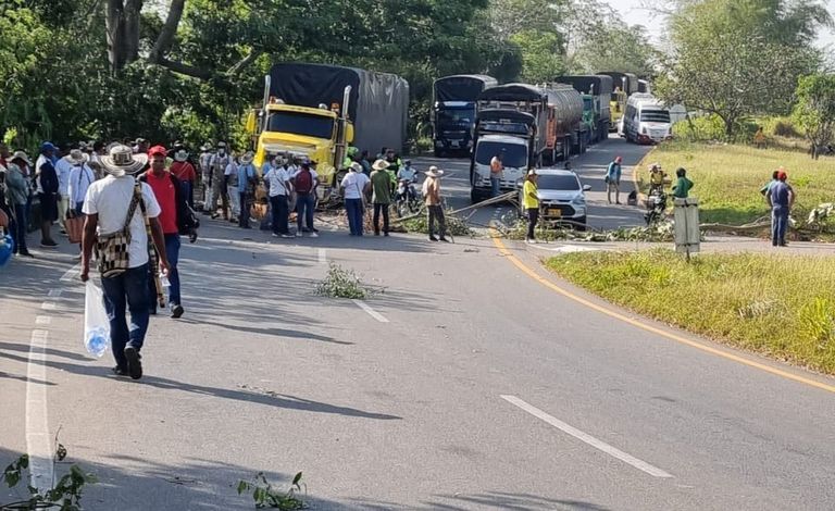 Indígenas bloquean Troncal de Occidente por supuestos incumplimientos