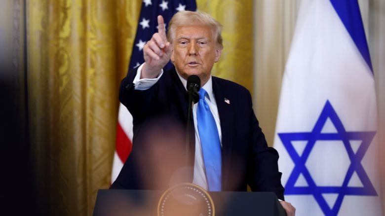 Trump pone más decretos contra las personas transgénero