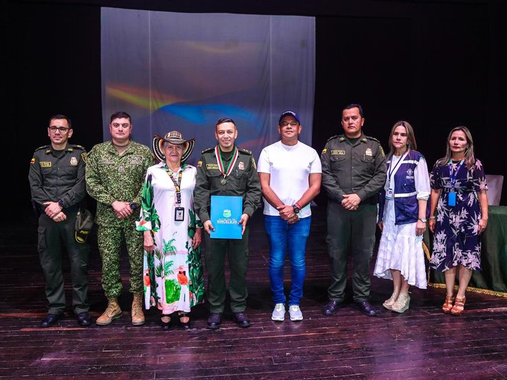 Alcalde Yahir Acuña condecoró a Policías