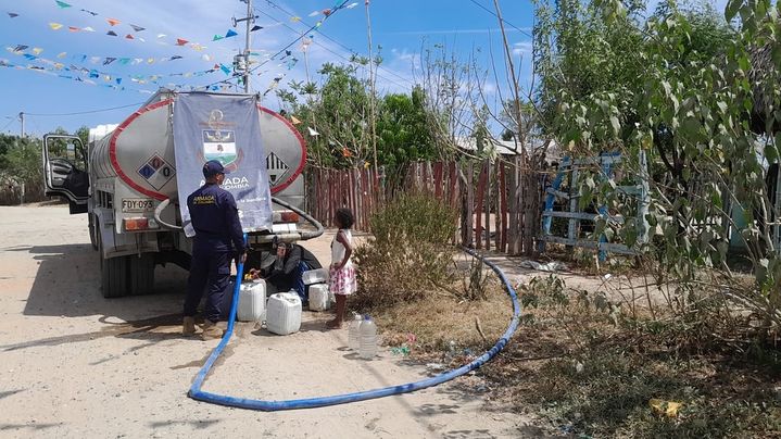 Atienden emergencia por  sequía llevando agua potable