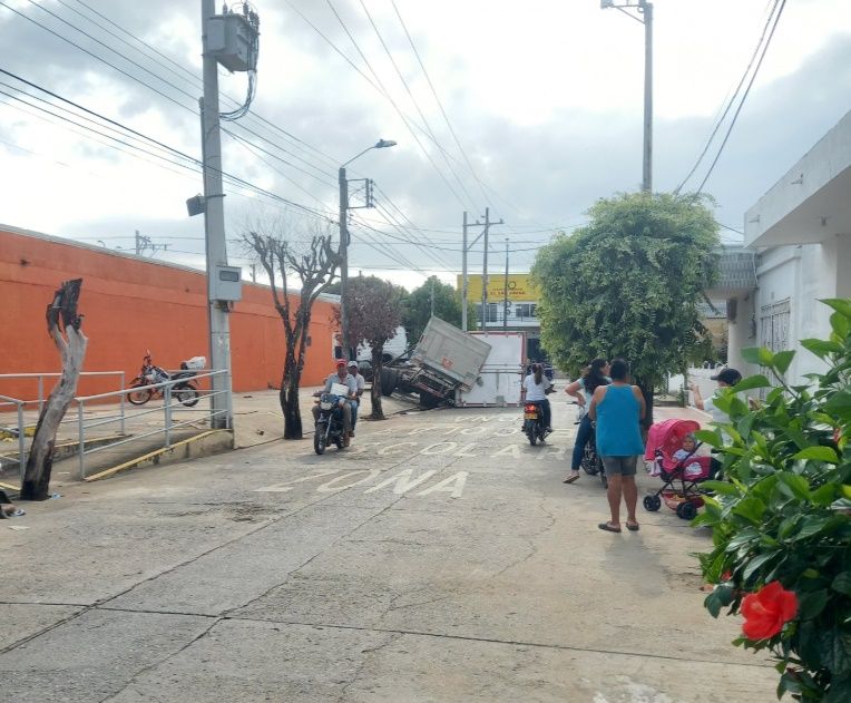 Vehículo de carga pierde control y se volca
