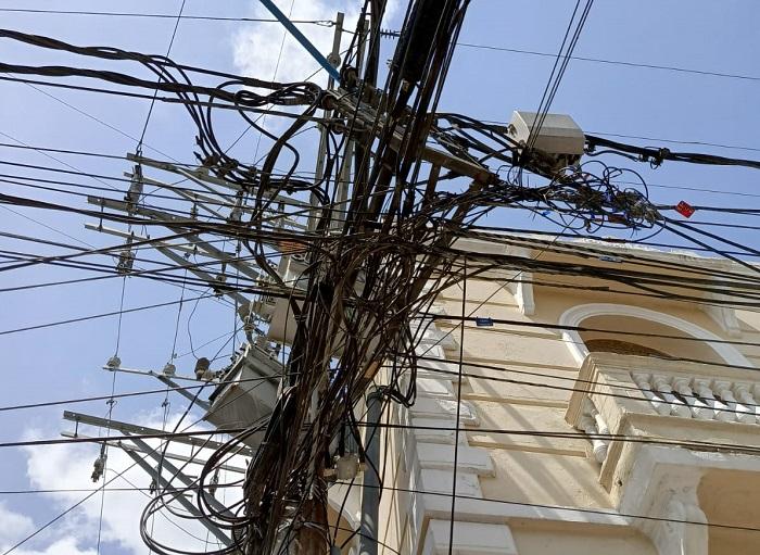 Centro histórico de Sincelejo sigue esperando el despeje de redes aéreas