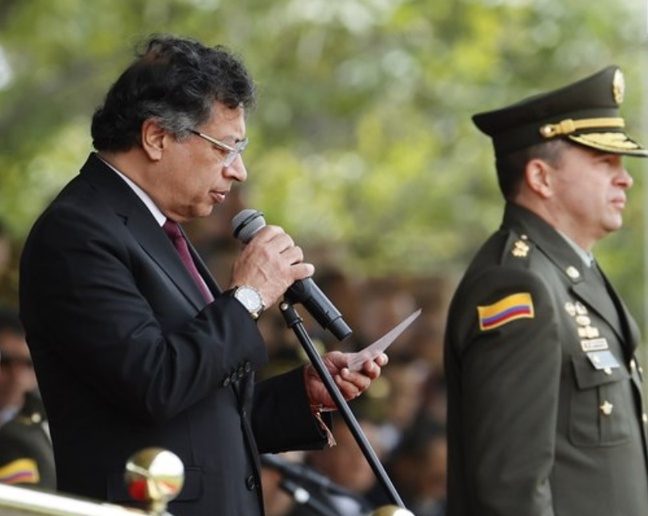 Petro dice que narcos "quieren quitarle la vida"