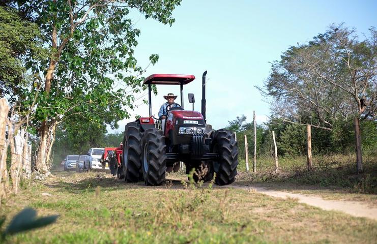 También resultaron beneficiados con maquinaria agrícola