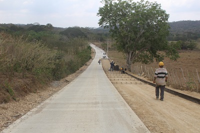 Pavimentación de la vía Tres Esquinas - Arenal (Los Palmitos) está en un 55%