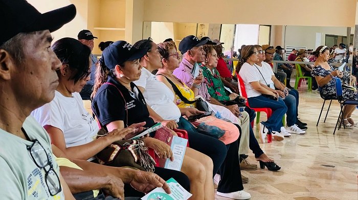 Líderes de las comunidades ahora vigilan amenazas a la salud