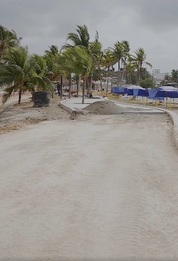 Construyen la vía y andenes del malecón
