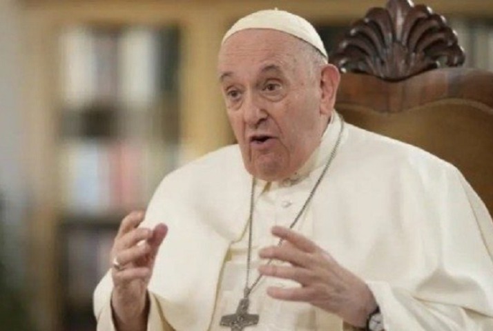La salud del papa Francisco mejora, pero se mantiene en observación