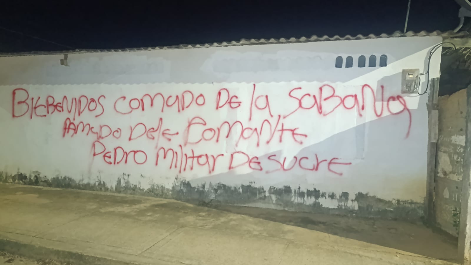 Hicieron disparos a una tienda y dejaron un grafiti