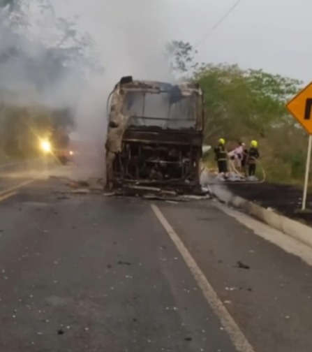 Un bus incinerado en la vía Planeta Rica - Montería