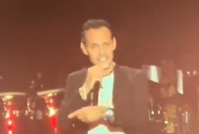 Le lanzan botella a Marc Anthony