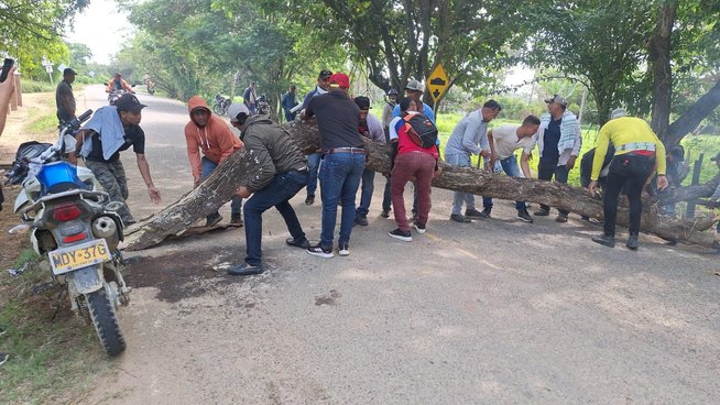Agricultores bloquean la vía entre San Marcos y Majagual