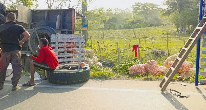 ¡Ejemplar! Camión se accidentó y personas ayudaron a recoger los plátanos