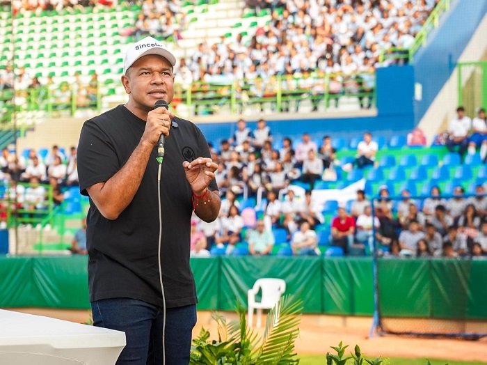 Alcalde Yahir Acuña anunció recortes en la planta de personal