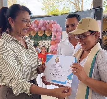 Lucy García benefició a mujeres de El Piñal con créditos