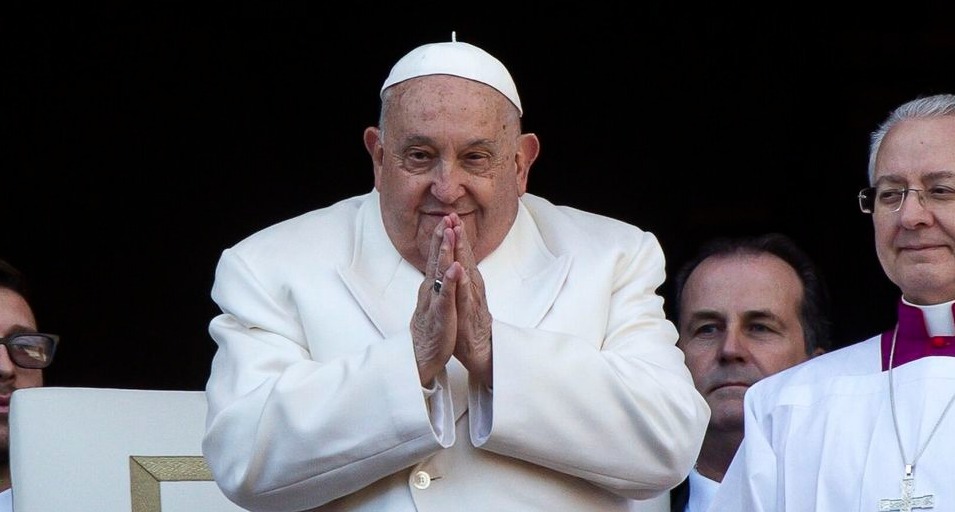 El papa Francisco sigue mejorando