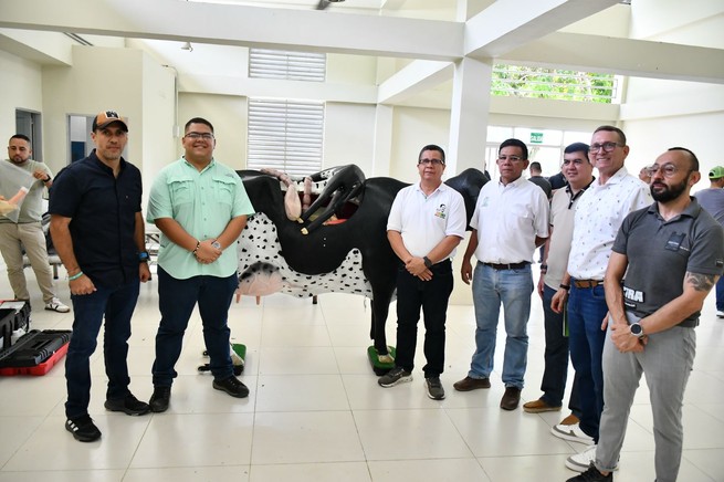Estudiantes de MVZ de Unicórdoba estrenan simulador de vaca para sus procesos de aprendizaje