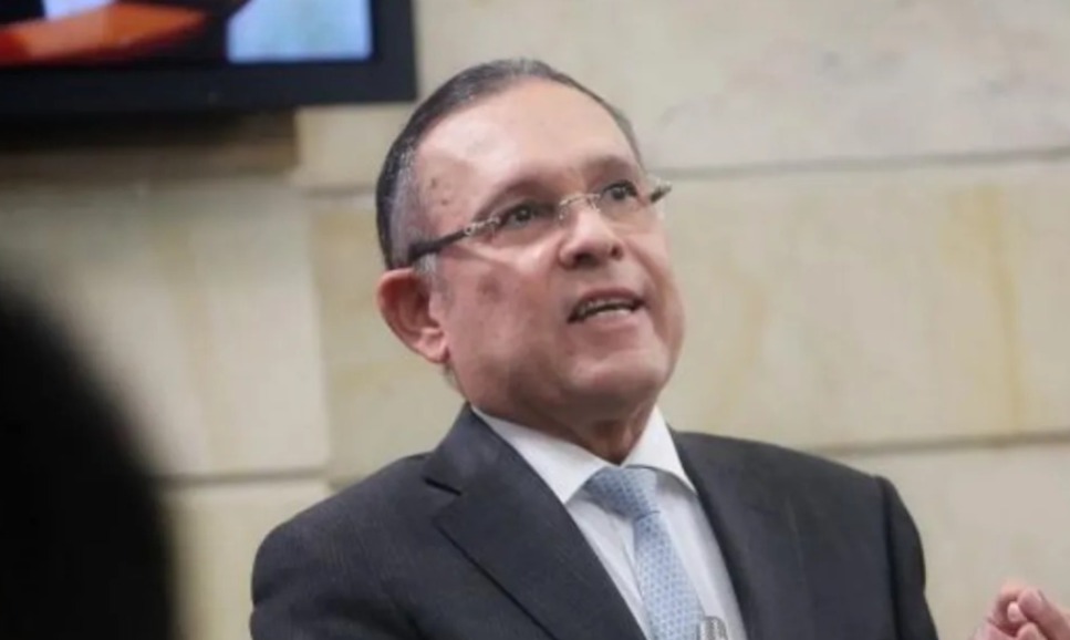 “Deje de amenazarnos, el Congreso no está subordinado a su Gobierno”: Efraín Cepeda