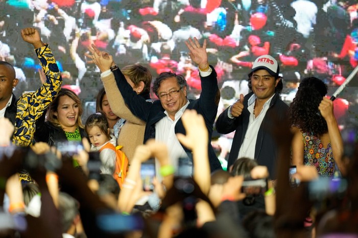 Comisión de Acusación frena investigación contra campaña 'Petro Presidente'