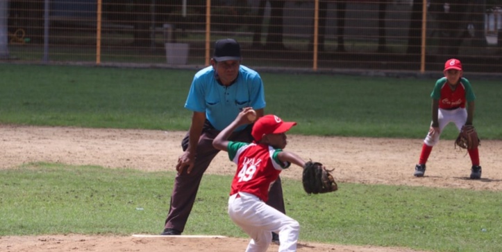 Liga de Béisbol se acomoda las manillas