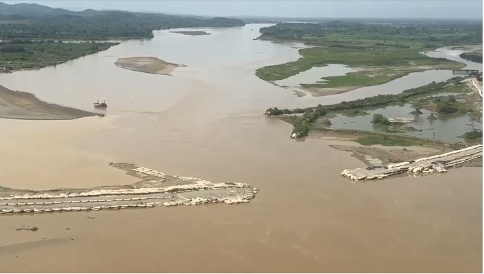 Máquinas que ampliarán el canal de La Esperanza están en Achí, Bolívar