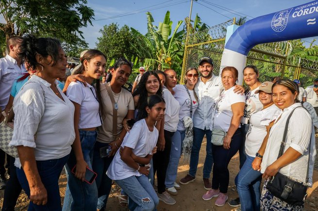 Gobernador entregó acueducto en Valencia