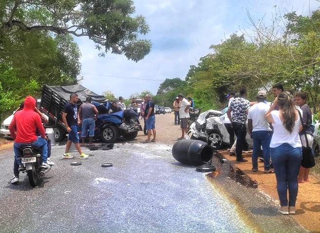 Choque de vehículos habría dejado un muerto en vía de Sucre