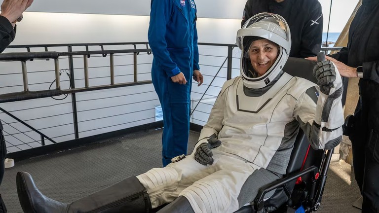 Después de nueve meses regresan dos astronautas atrapados en el espacio