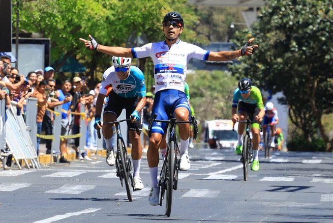 Johan Colón celebró en el ciclismo mexicano