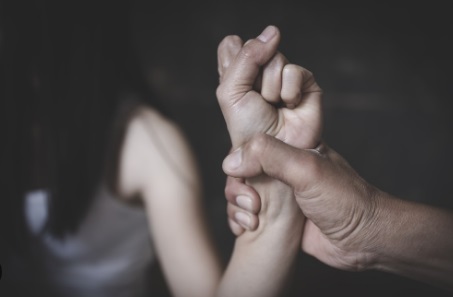 5 mujeres por día denuncian maltrato