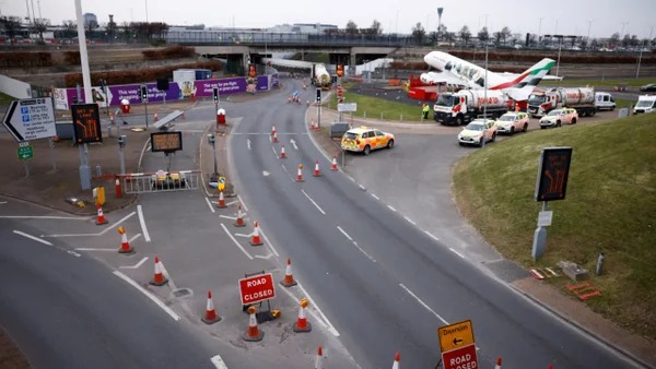 Cierre de un aeropuerto en Londres afecta más de 1400 vuelos