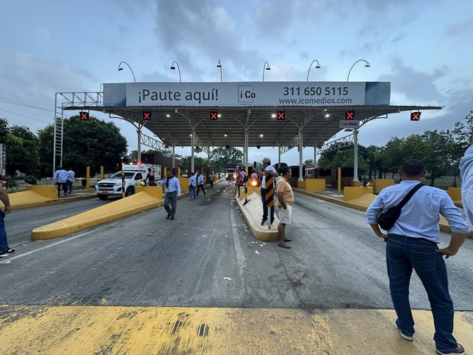 Retiran talanqueras del peaje Las Flores en medio de protesta