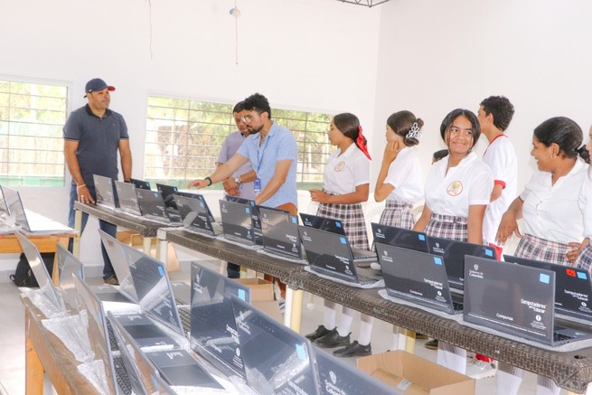Reciben computadores donados por MinTIC