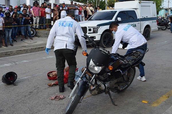 Iba en moto cuando lo asesinaron