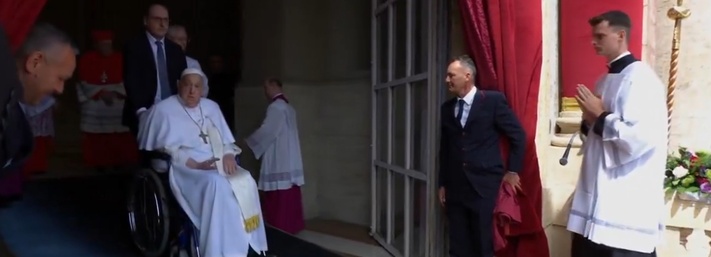 El papa Francisco aparece en el Balcón de La Basílica de San Pedro