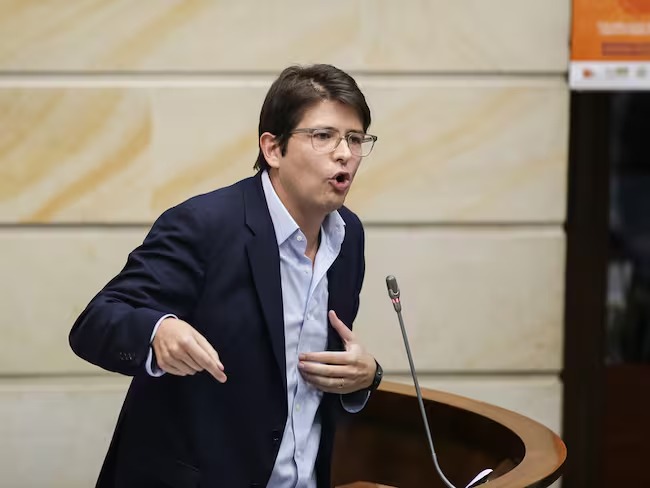 “Es estrategia de Petro para quedarse en el poder”