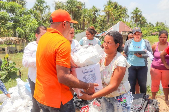 Entregan ayudas a los damnificados