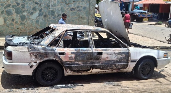 Desalojo dejó un herido con arma de fuego y un vehículo incinerado