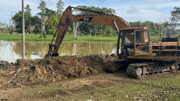 Mojaneros levantan muro de contención contra inundaciones