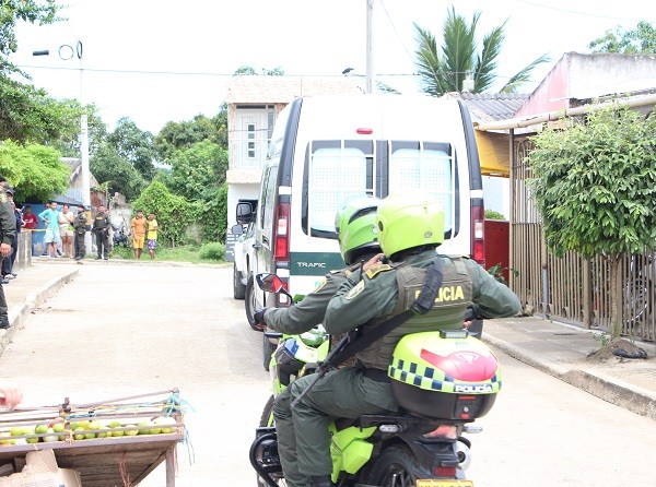 Seis motocicletas persiguieron a los uniformados hasta la estación donde continuaron disparándoles