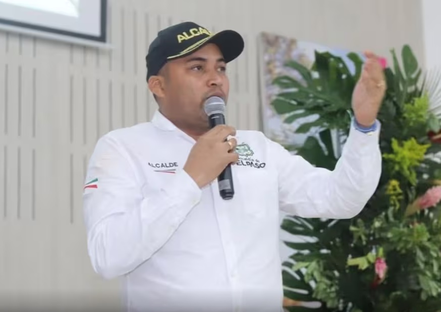 Atacaron camioneta del alcalde de El Paso, Cesar