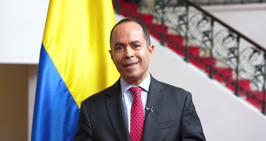 El vicecanciller Daniel Ávila sale de su cargo