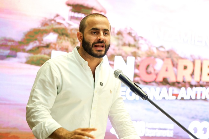 Gobernador denunció seguimientos ilegales