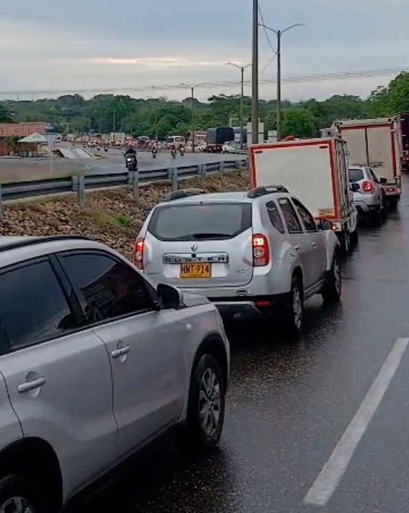 Se reporta trancón en el peaje Las Flores