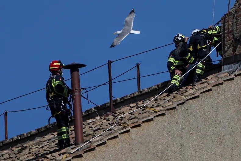 Instalan la chimenea que anunciará al nuevo Papa